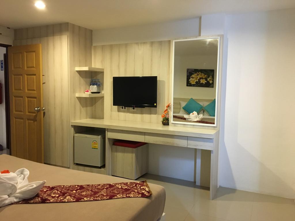 Phuthara Hostel Phuket Exteriör bild