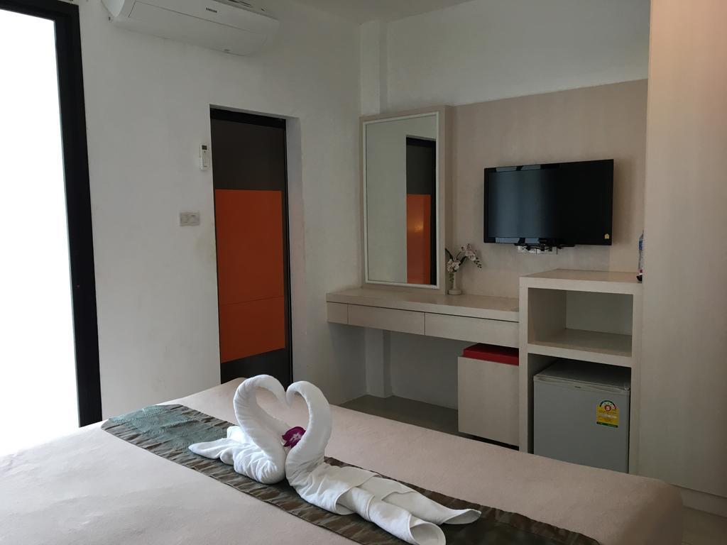 Phuthara Hostel Phuket Exteriör bild