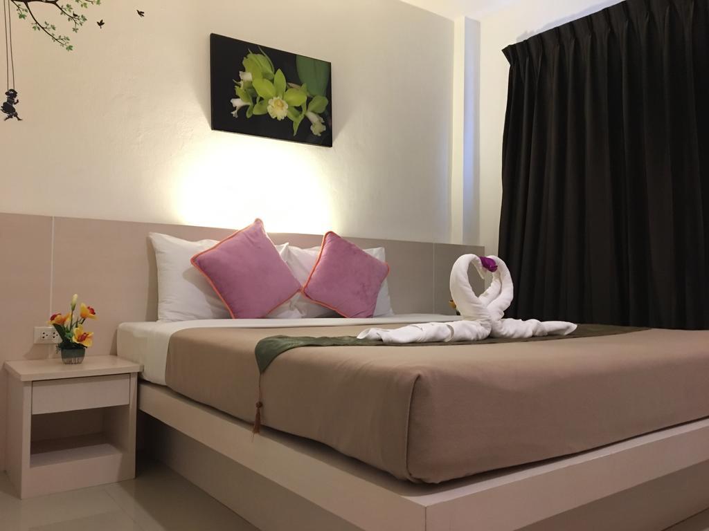 Phuthara Hostel Phuket Exteriör bild