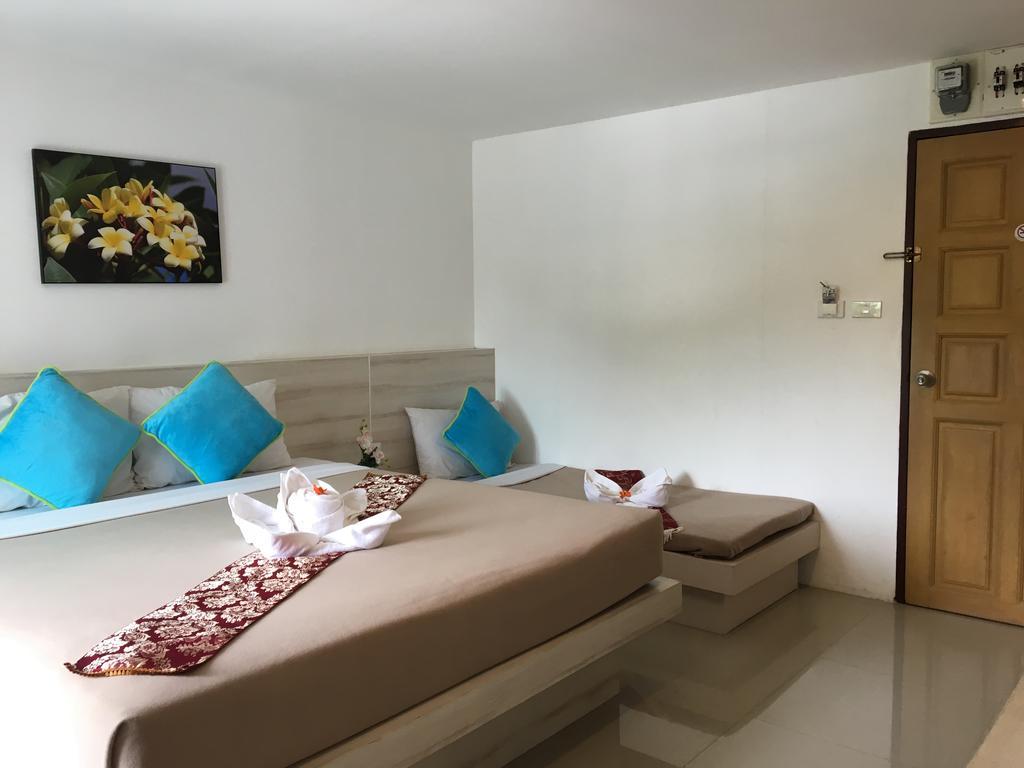 Phuthara Hostel Phuket Exteriör bild