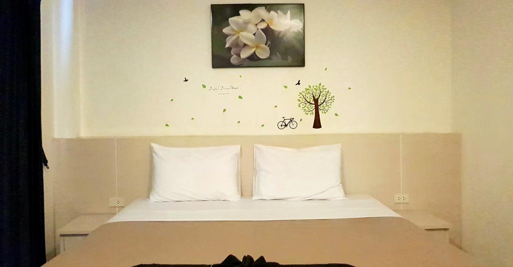 Phuthara Hostel Phuket Exteriör bild