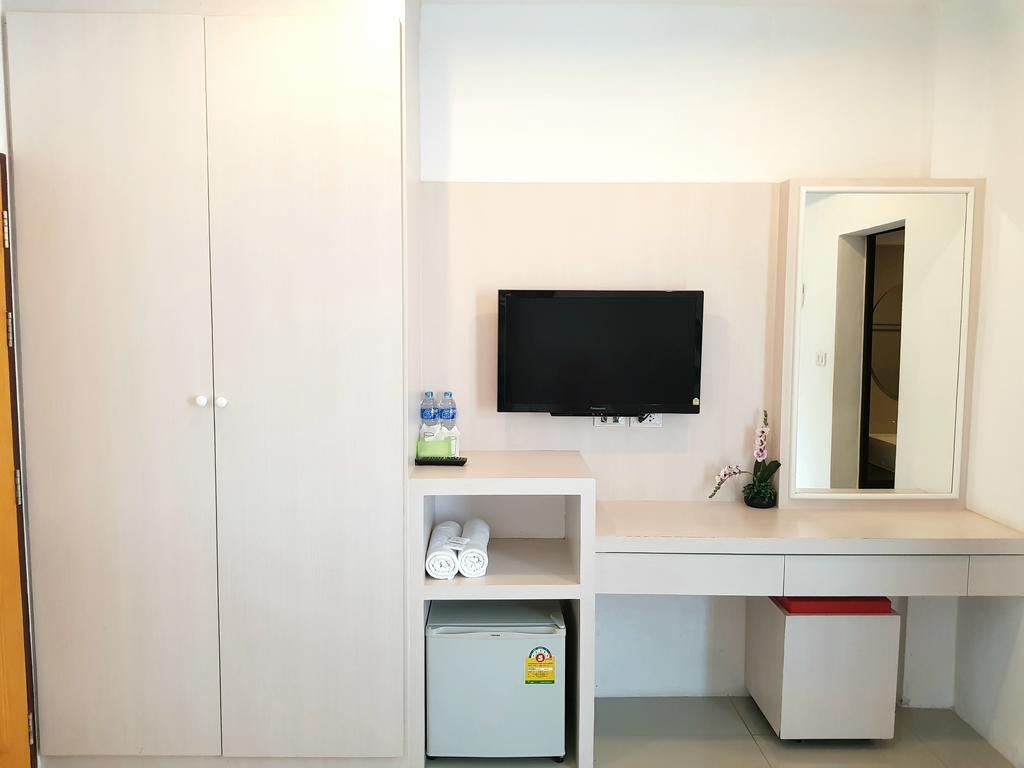 Phuthara Hostel Phuket Exteriör bild