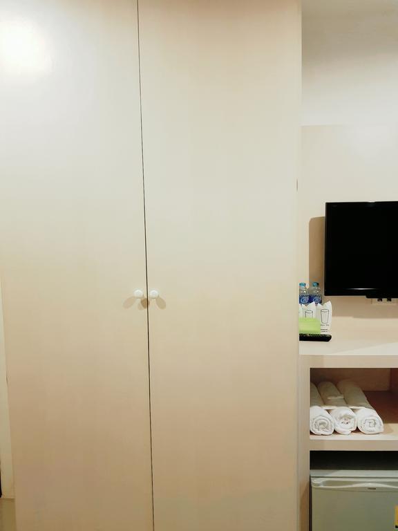 Phuthara Hostel Phuket Exteriör bild