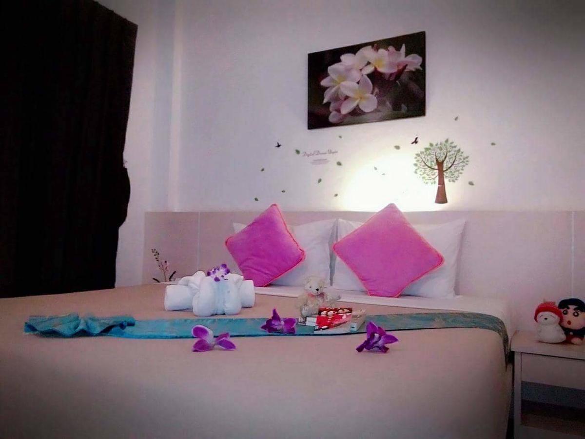 Phuthara Hostel Phuket Exteriör bild