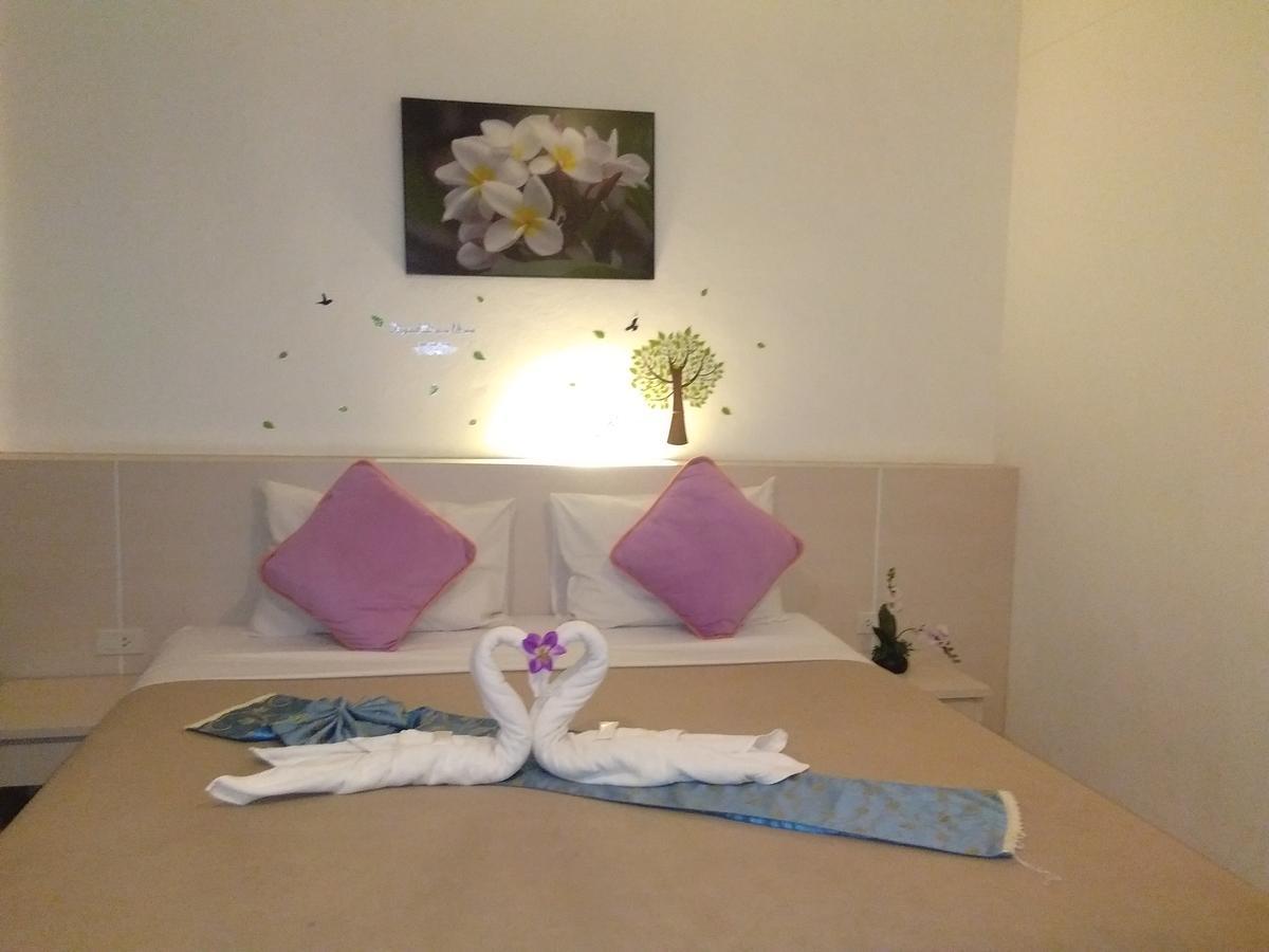 Phuthara Hostel Phuket Exteriör bild