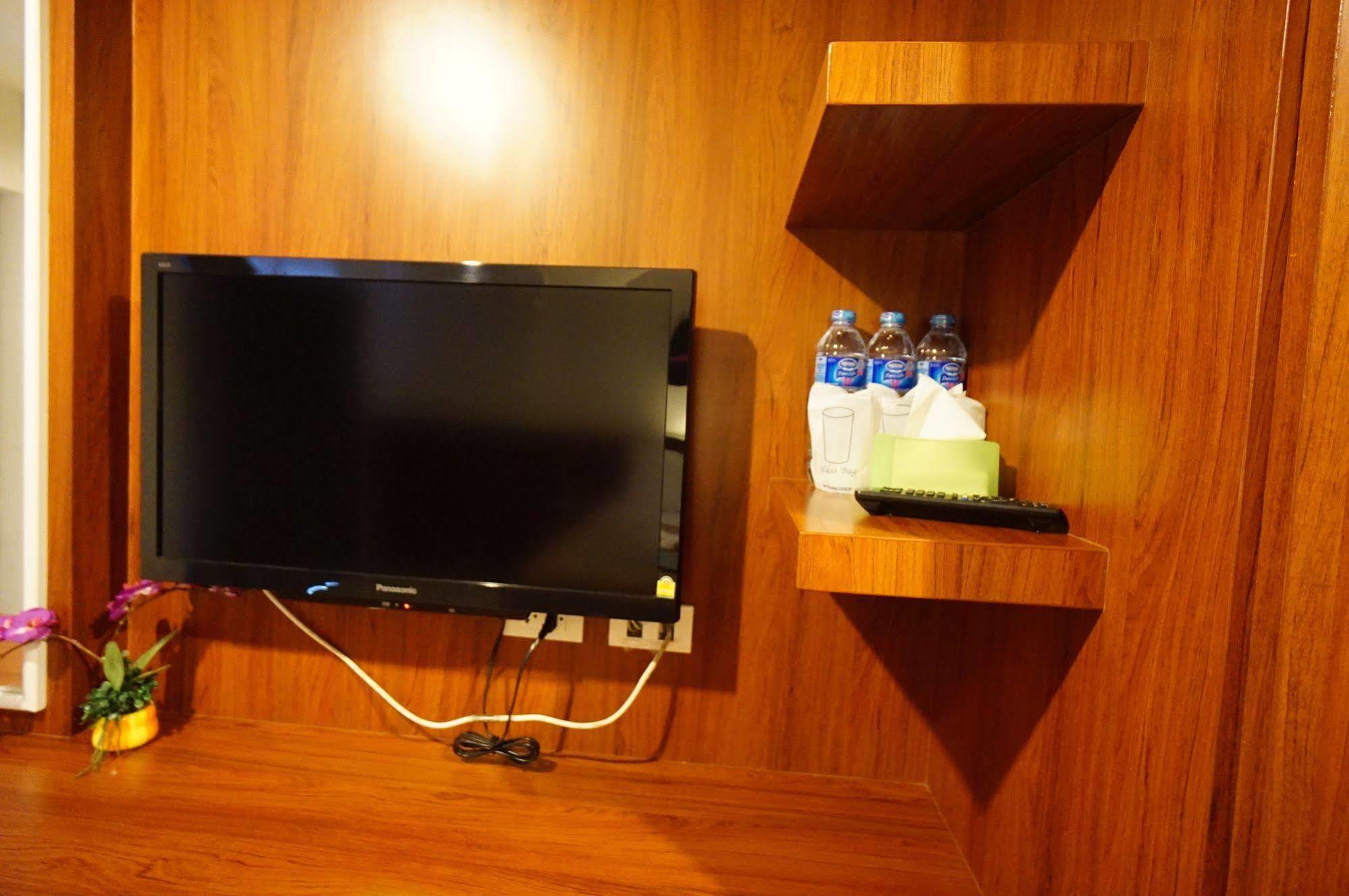 Phuthara Hostel Phuket Exteriör bild