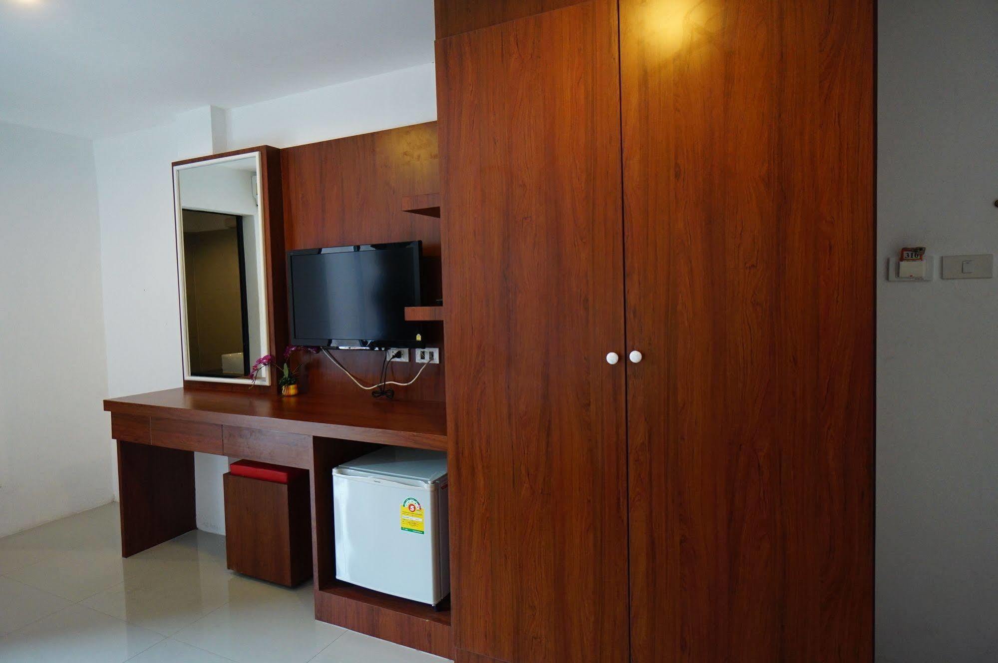 Phuthara Hostel Phuket Exteriör bild