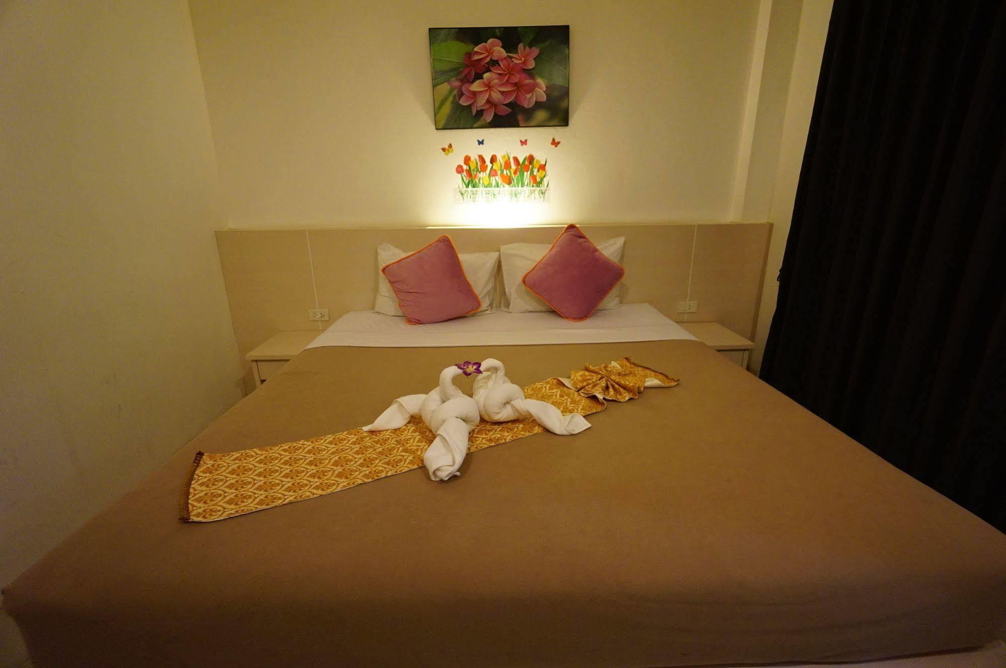 Phuthara Hostel Phuket Exteriör bild