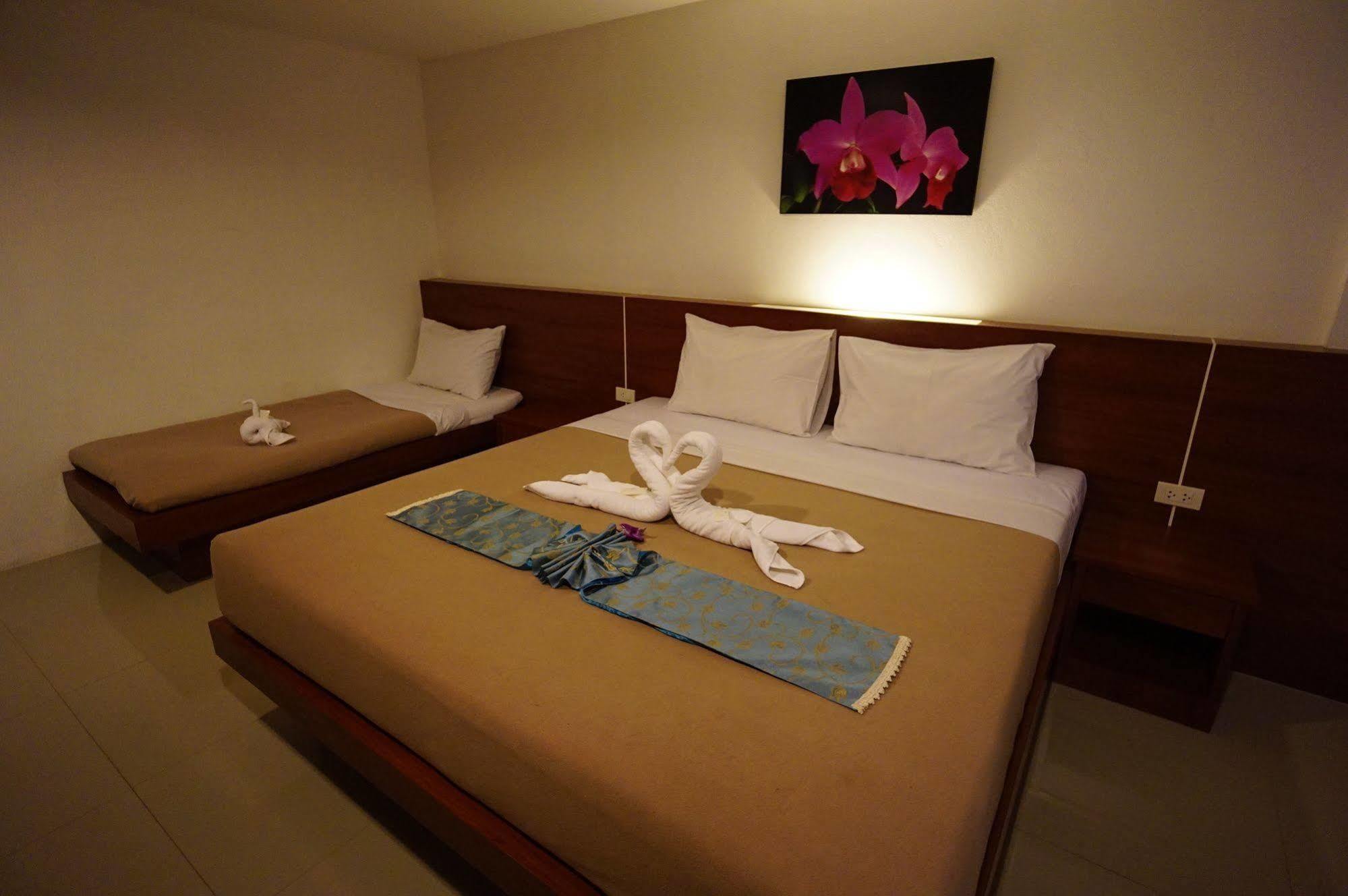 Phuthara Hostel Phuket Exteriör bild