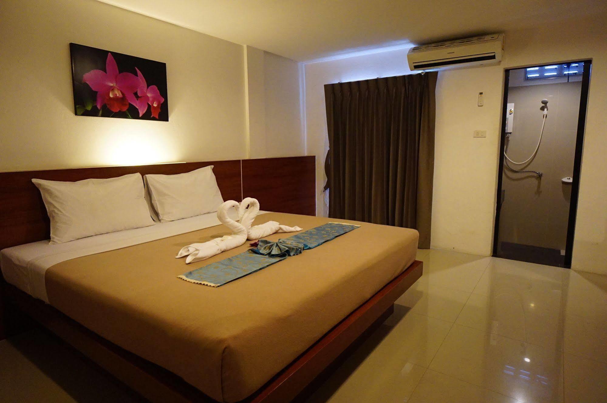 Phuthara Hostel Phuket Exteriör bild